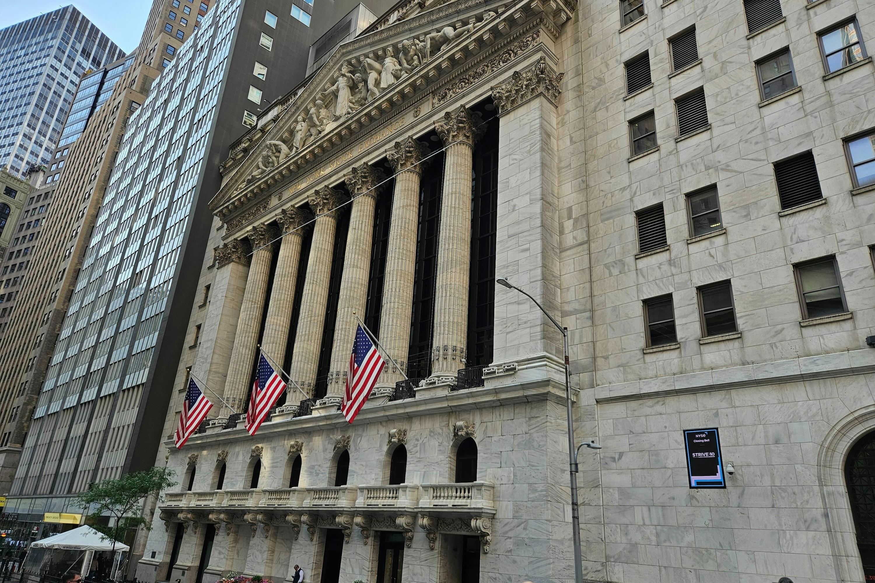 ニューヨーク証券取引所は、ウォール街のすぐそばにあります