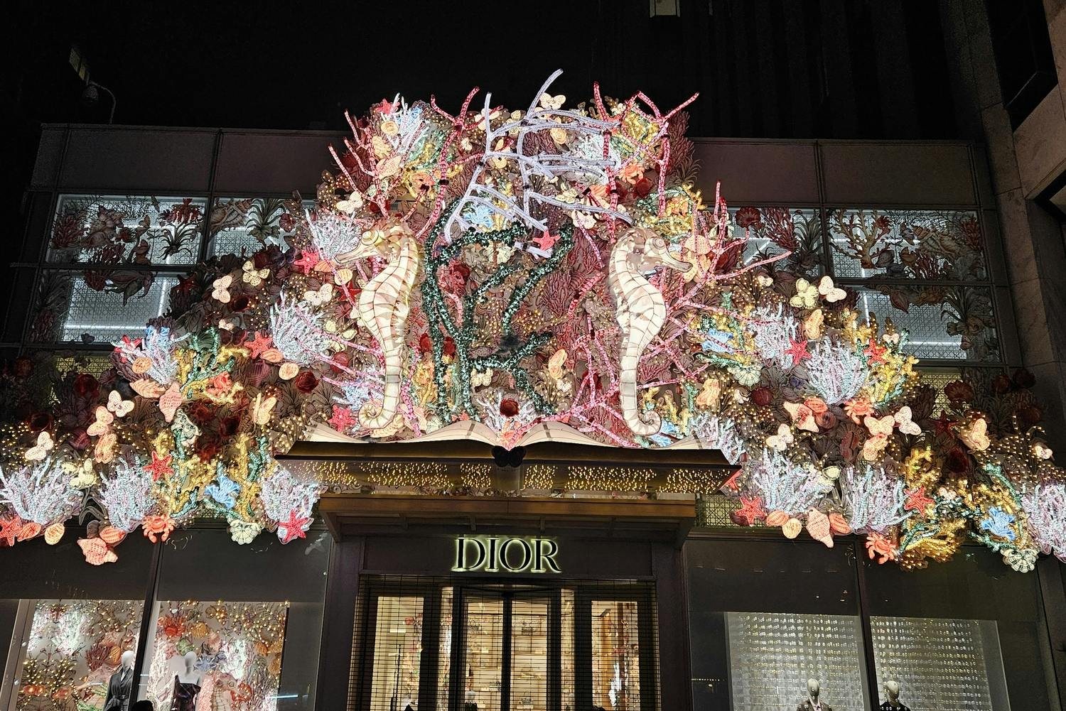 Ο Καθεδρικός Ναός του Αγίου Πατρικίου βλέπει μέσα από το Άγαλμα του Άτλαντα Κρατώντας ψηλά τον κόσμο στην 5η Λεωφόρο