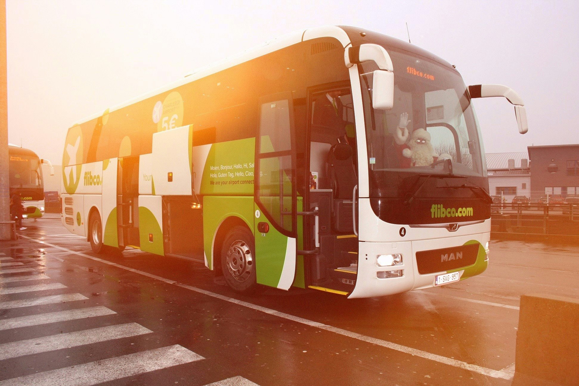 Bruxelas: Ônibus de/para o aeroporto de Charleroi e a estação oeste de Bruges Sint-Michiels