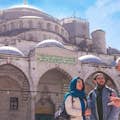 Guia turístico dentro dos pátios da Mesquita Azul