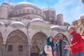 Turistguide inne på innergårdarna i Blå moskén