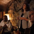 Ein intimes Fado-Konzert, begleitet von einer Musikgruppe aus Porto
