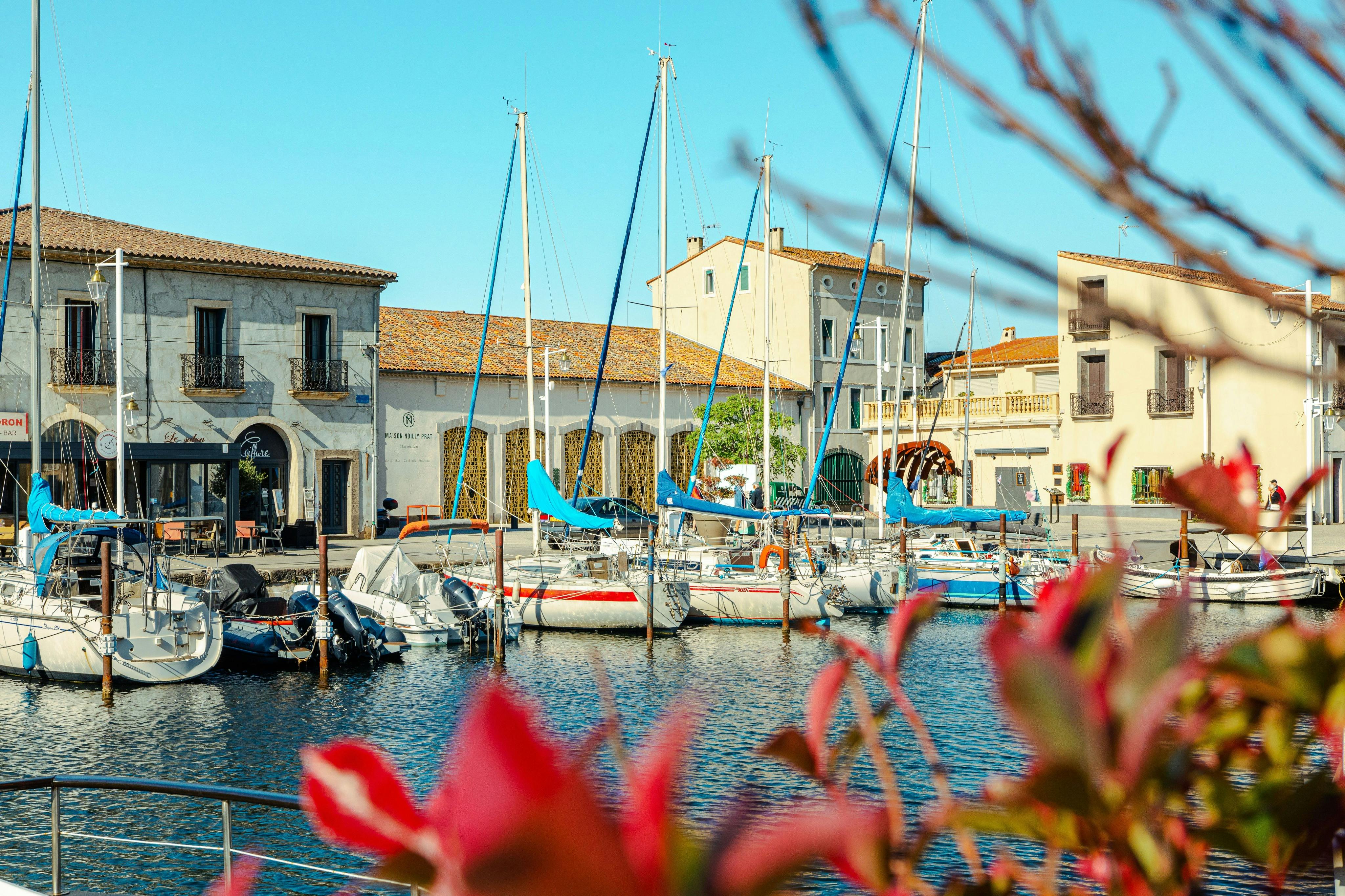 Façade de la Maison Noilly Prat et port de plaisance de Marseillan