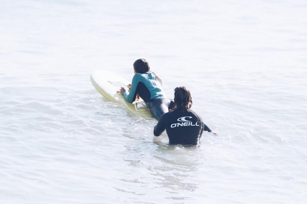 Άτομο που κάνει σερφ