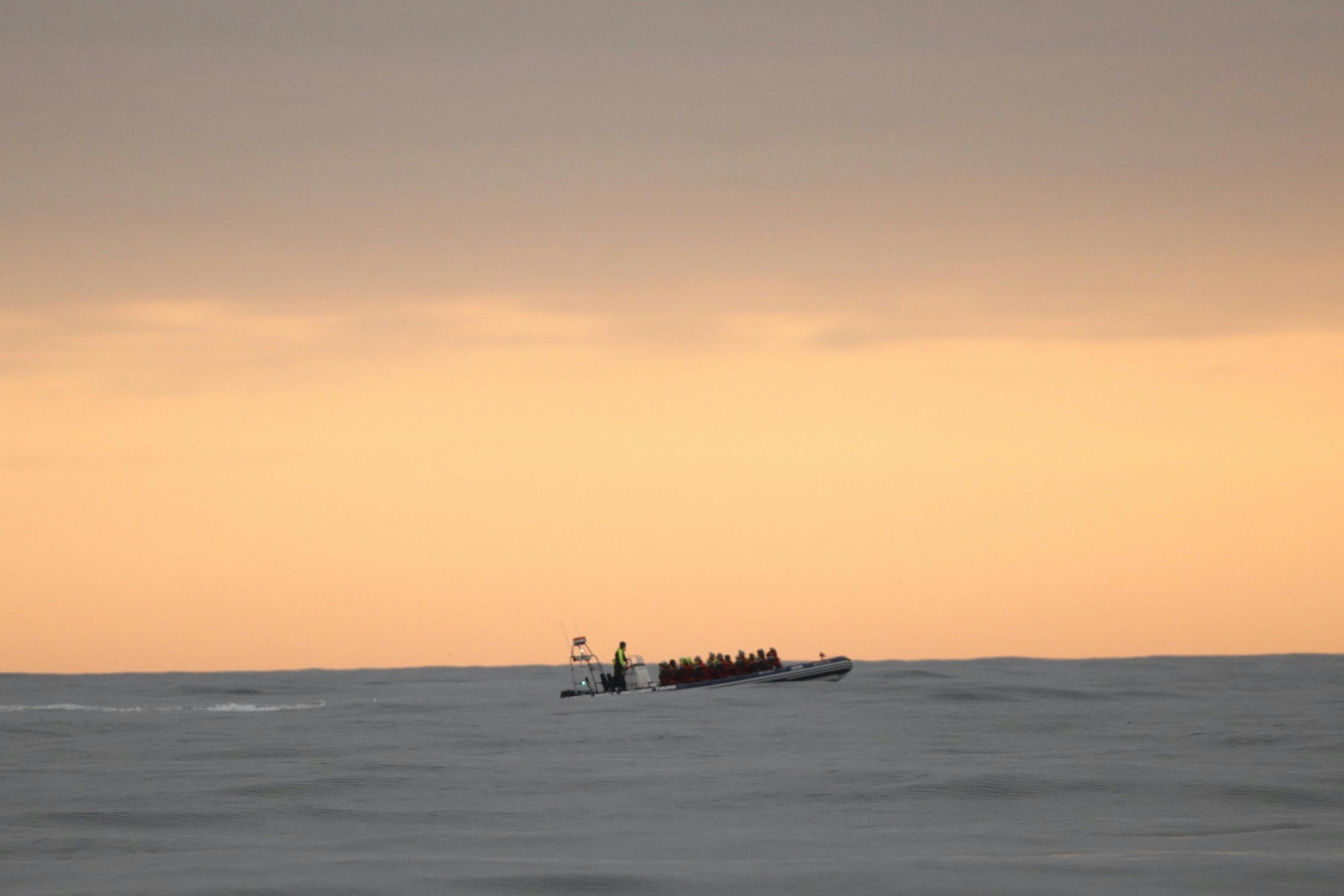 Unser Schlauchboot auf See in der Mitternachtssonne.