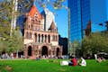 A Copley Square e sua icônica Trinity Church (1877) estão localizadas no coração do elegante bairro de Back Bay, em Boston.