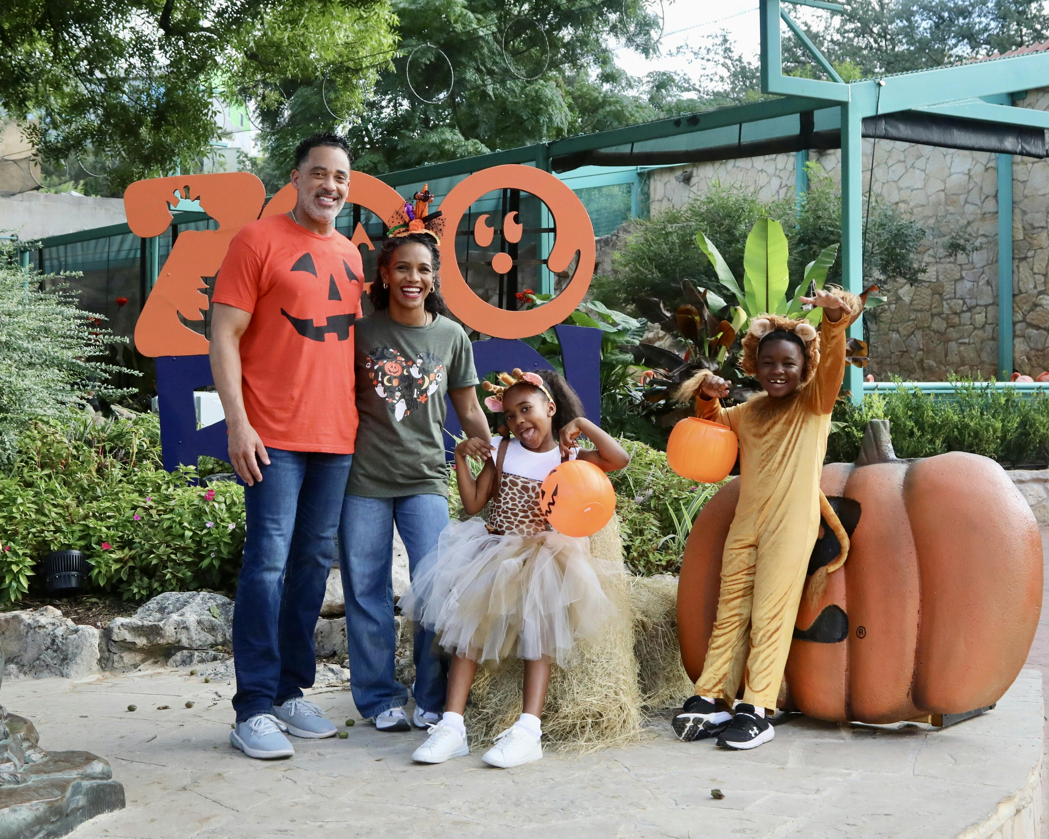 Bild einer Familie im Zoo