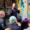 La guida turistica Henning con gli ospiti Street Art a St. Pauli