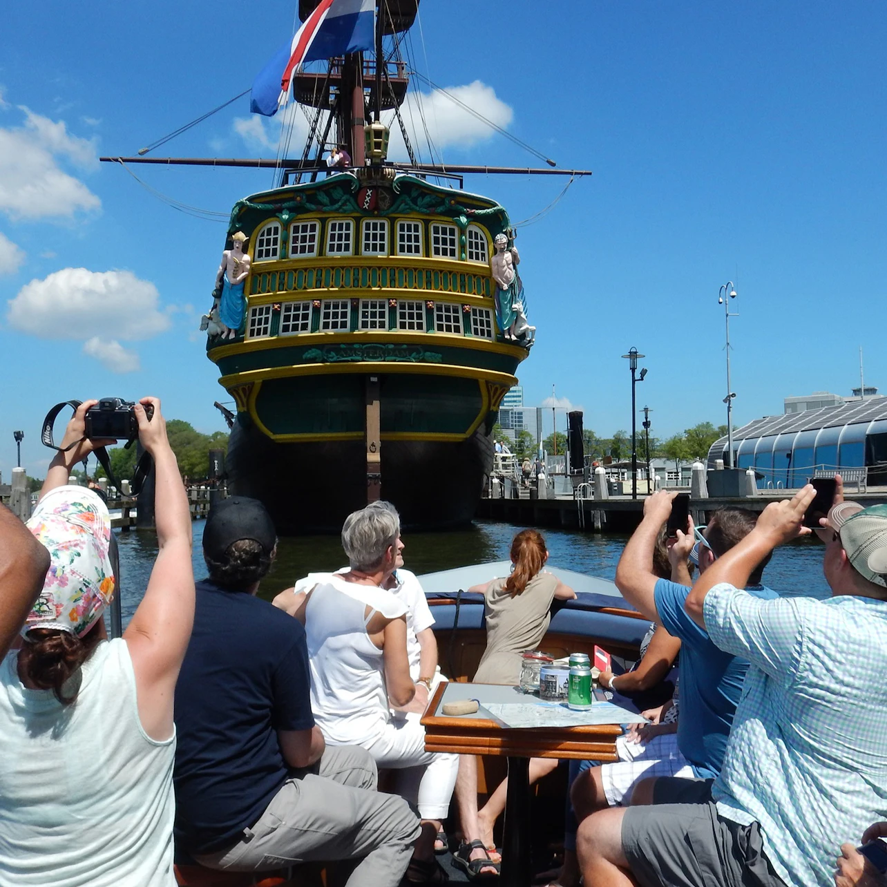Open boot door de Amsterdamse grachten