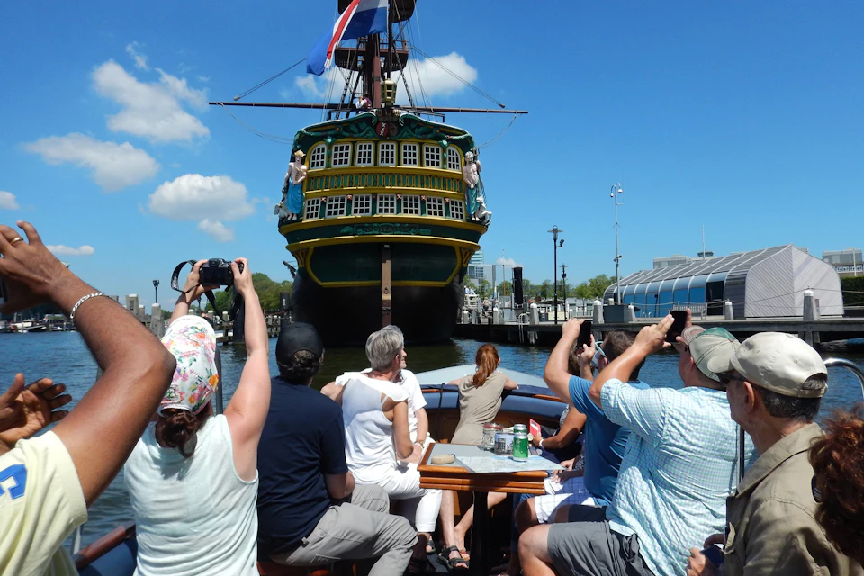 Open boot door de Amsterdamse grachten