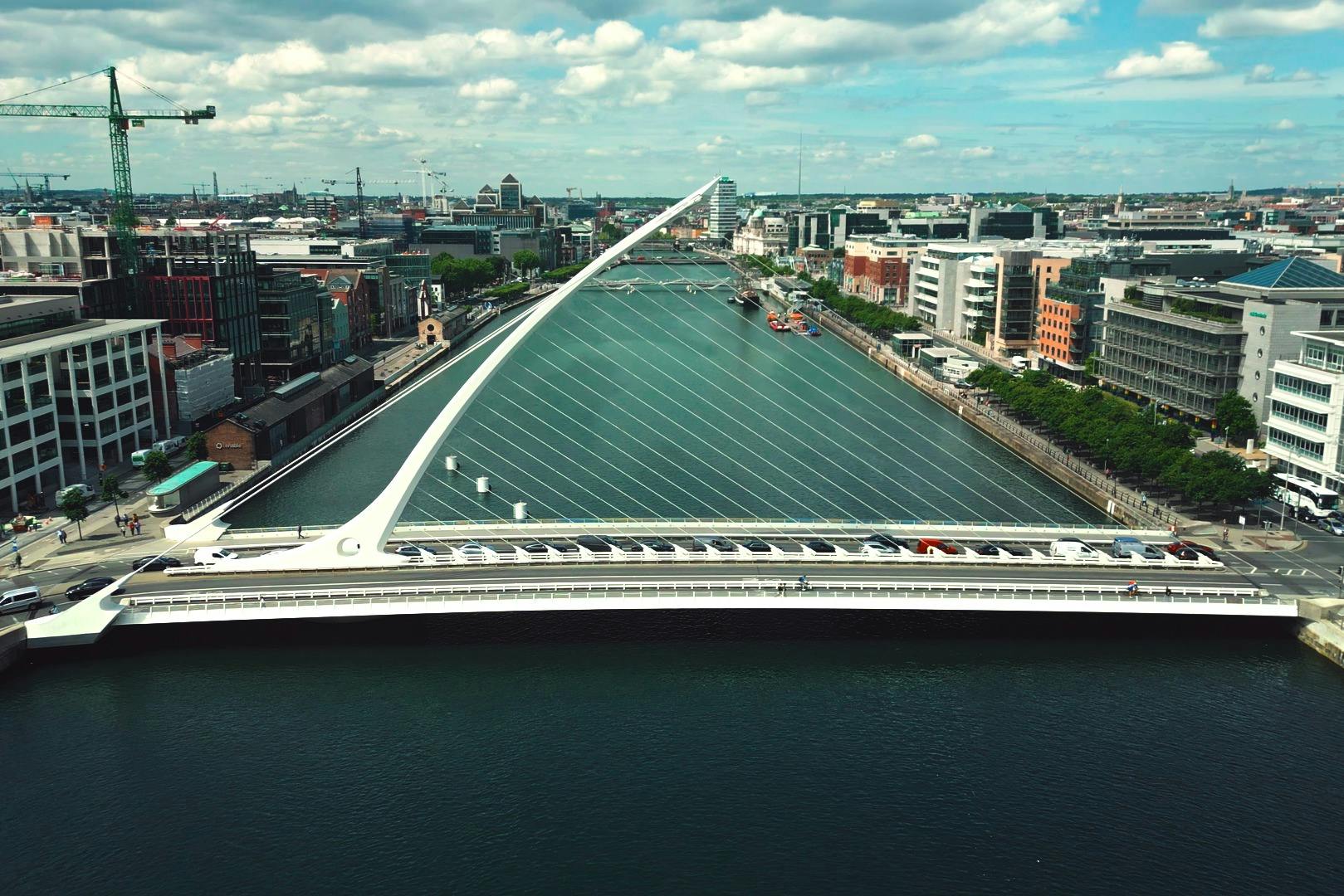 竖琴形状的河上桥梁