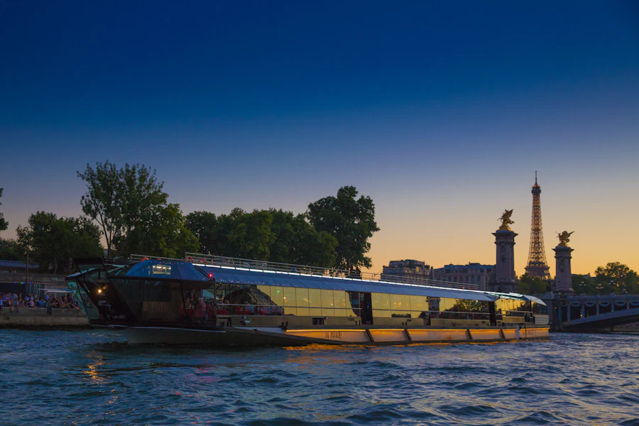 Moderne dinerboot op de Seine met comfortabele zitplaatsen binnen