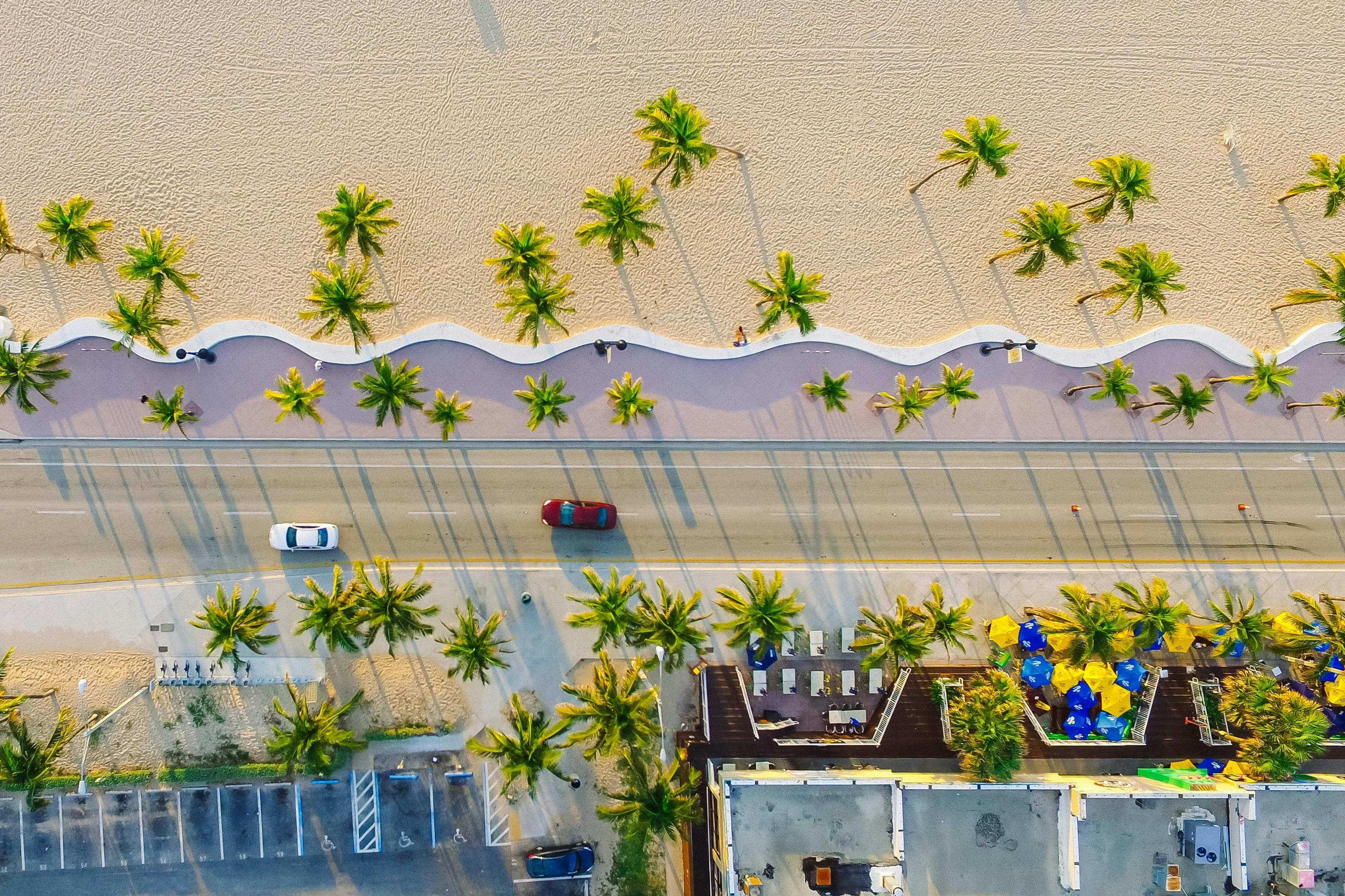 Аэрофотоснимок дороги рядом с пляжем