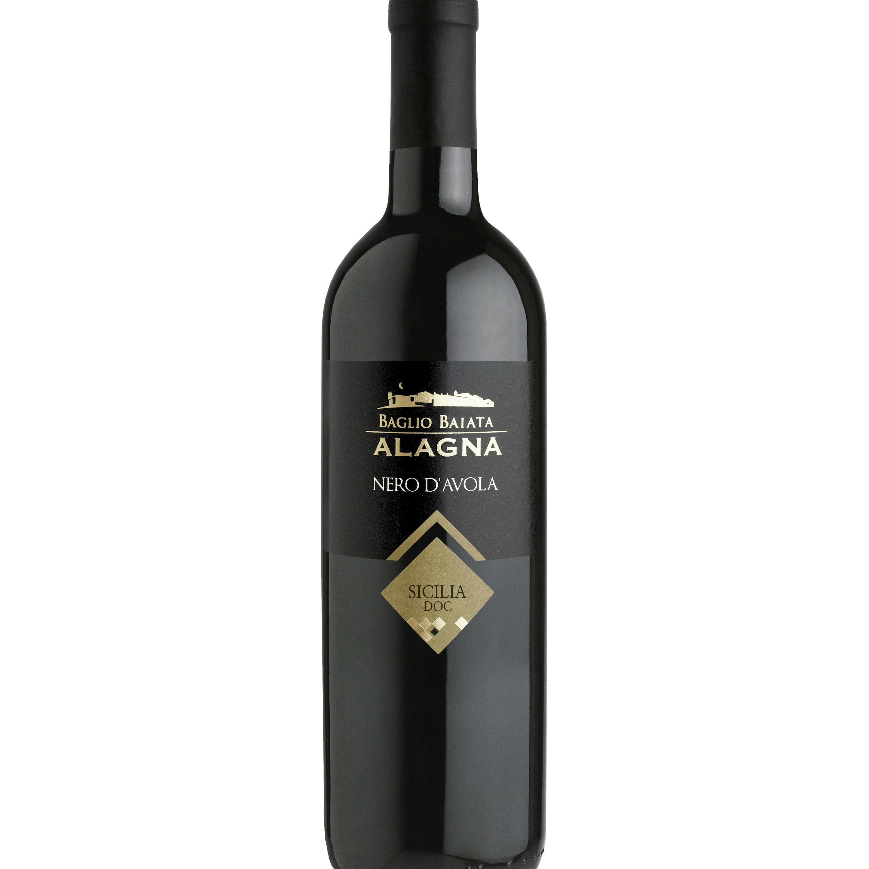 Botella de vino oscuro con la etiqueta "Baglio Baiata Alagna Nero D'Avola Sicilia DOC", con un emblema dorado en forma de diamante sobre fondo negro.
