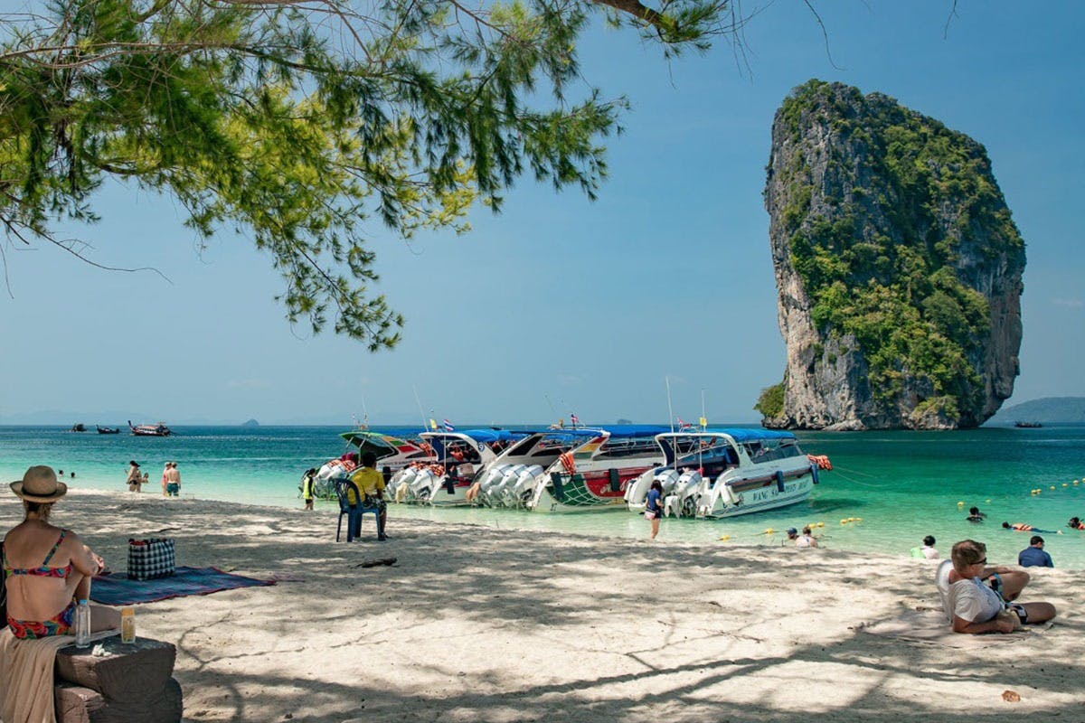 Déjeuner pique-nique en boîte de style thaïlandais après une passionnante séance de plongée en apnée sur l'île de Poda.