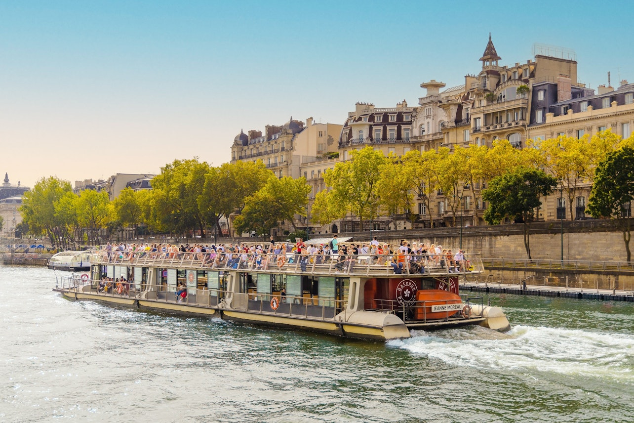 Croisière touristique sur la Seine depuis la Tour Eiffel