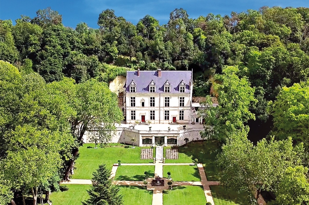 Vue aérienne du château et de sa forêt