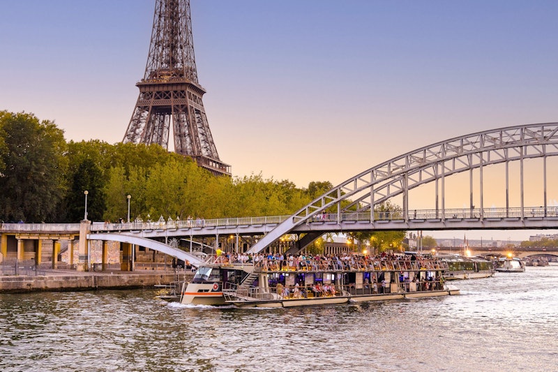 מגדל מונפרנס ושייט בנהר הסיין בפריז בParis — תמונה 4