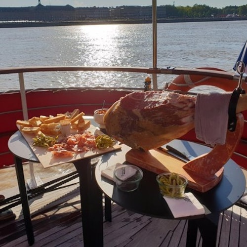 Bordeaux: Guided Cruise on the Garonne with a Drink and a Canelé