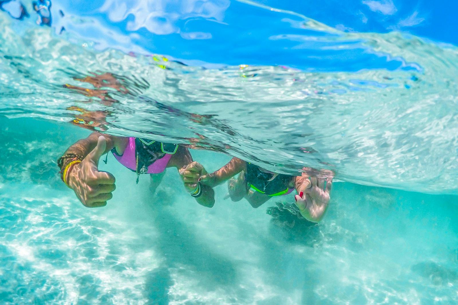 Découvrez des eaux claires et émeraude riches en vie marine, notamment en coraux et en truites arc-en-ciel.