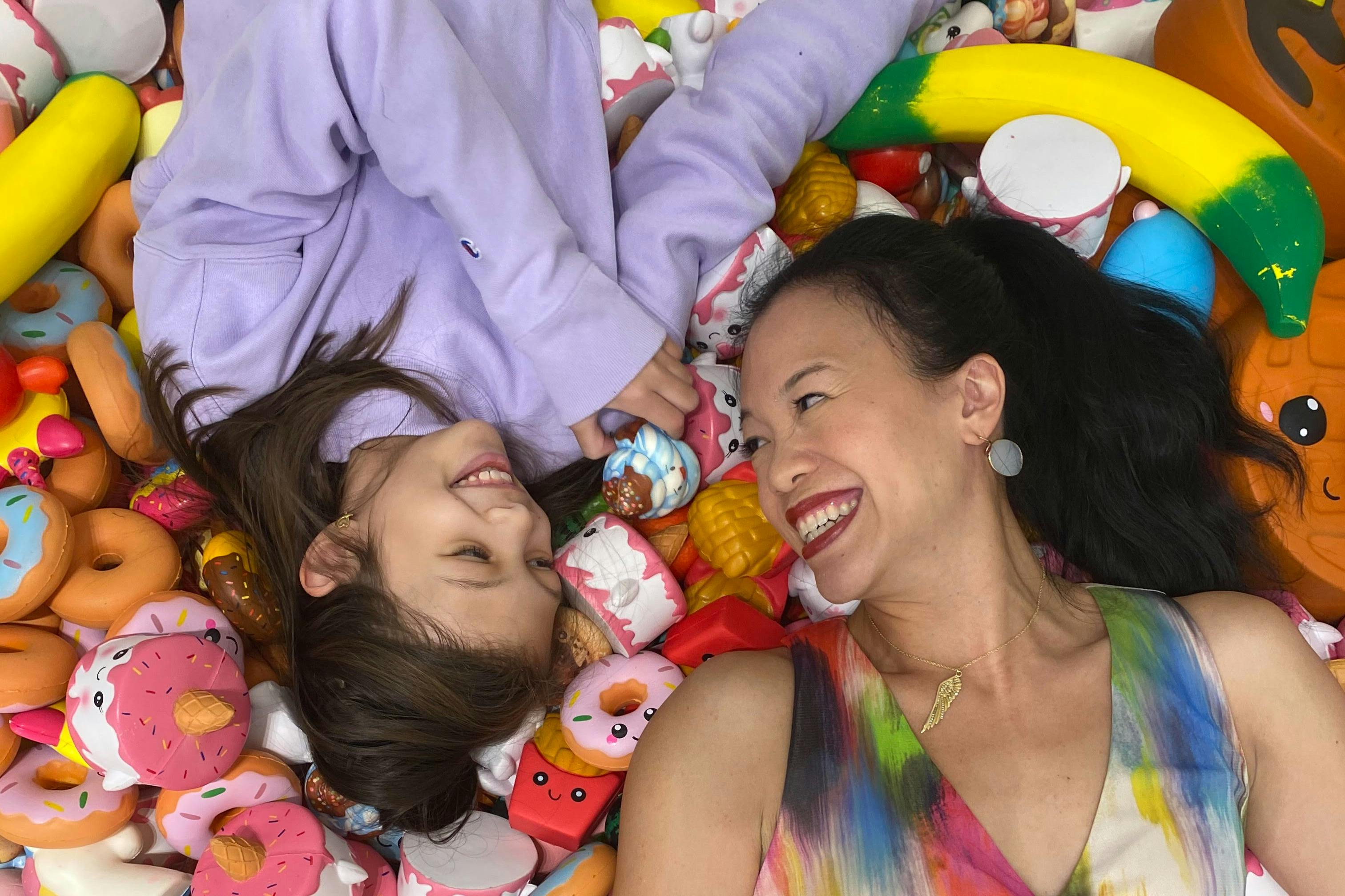 Bienvenue sur notre plage de squishy - marchez parmi ces mignons avant de plonger dans le lac Sloomoo (le lac de la bave).