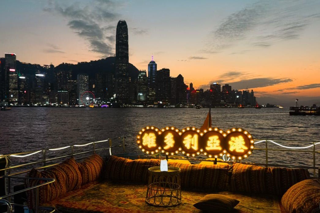 Hong Kong Victoria Harbour: Night Cruise with Unlimited Snacks & Drinks 2
