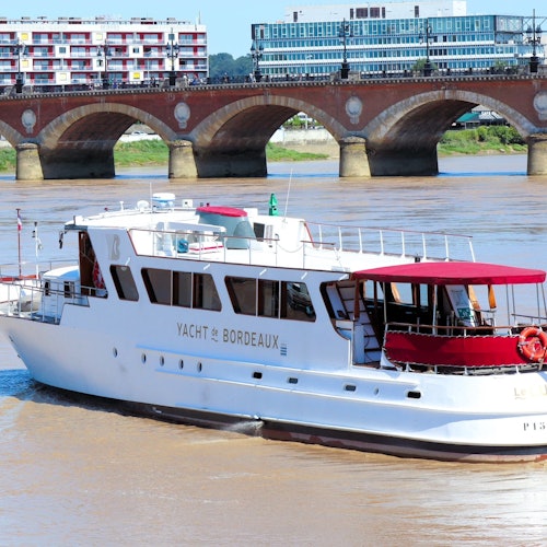 Bordeaux: Guided Cruise on the Garonne with a Drink and a Canelé