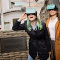 Två flickvänner med VR glasögon på Checkpoint Charlie