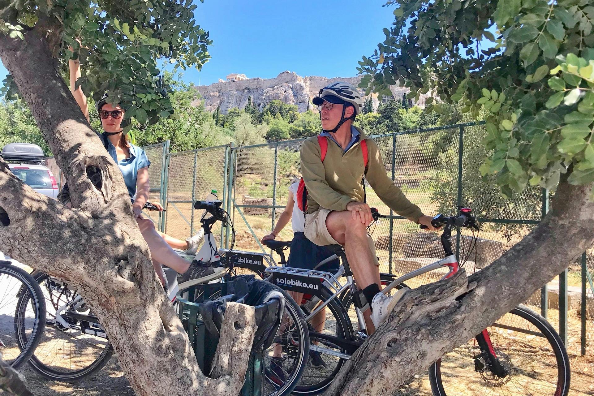 Grupo de jinetes con la Acrópolis de fondo。