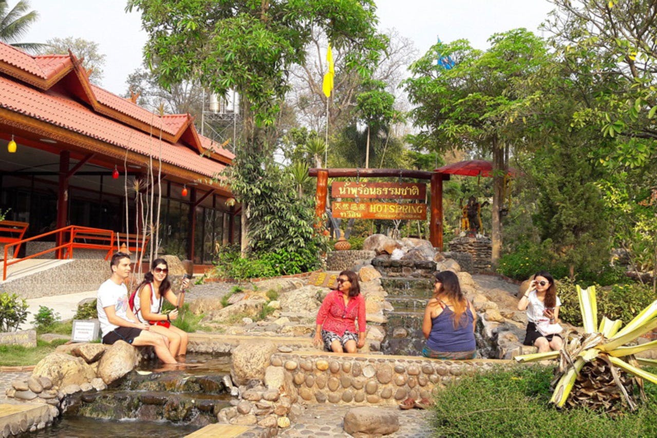 体验天然温泉的宁静温暖。