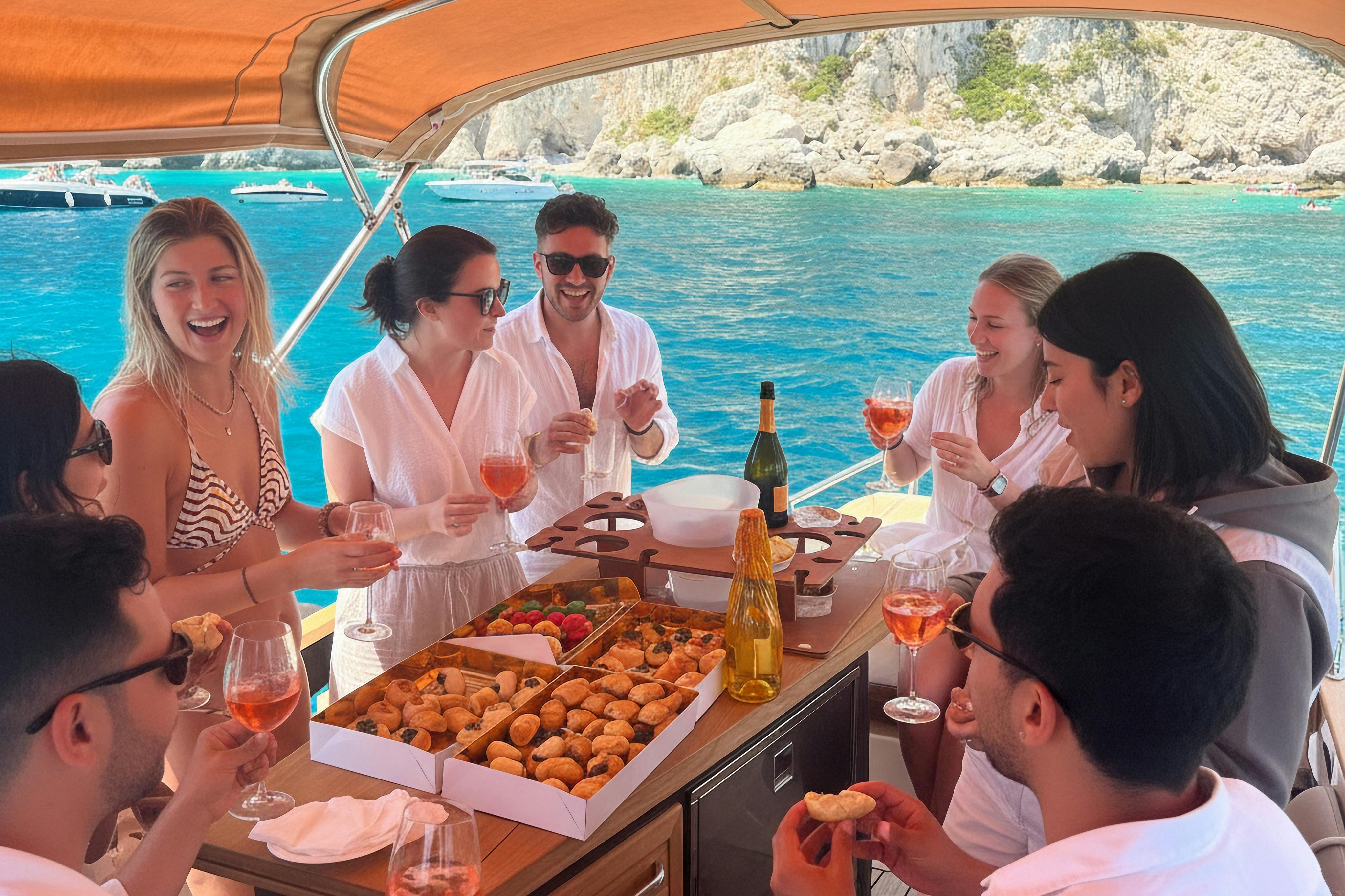 Capri: Tour guidato in barca + Brunch + Bevande + Visita alla Grotta Azzurra — 8