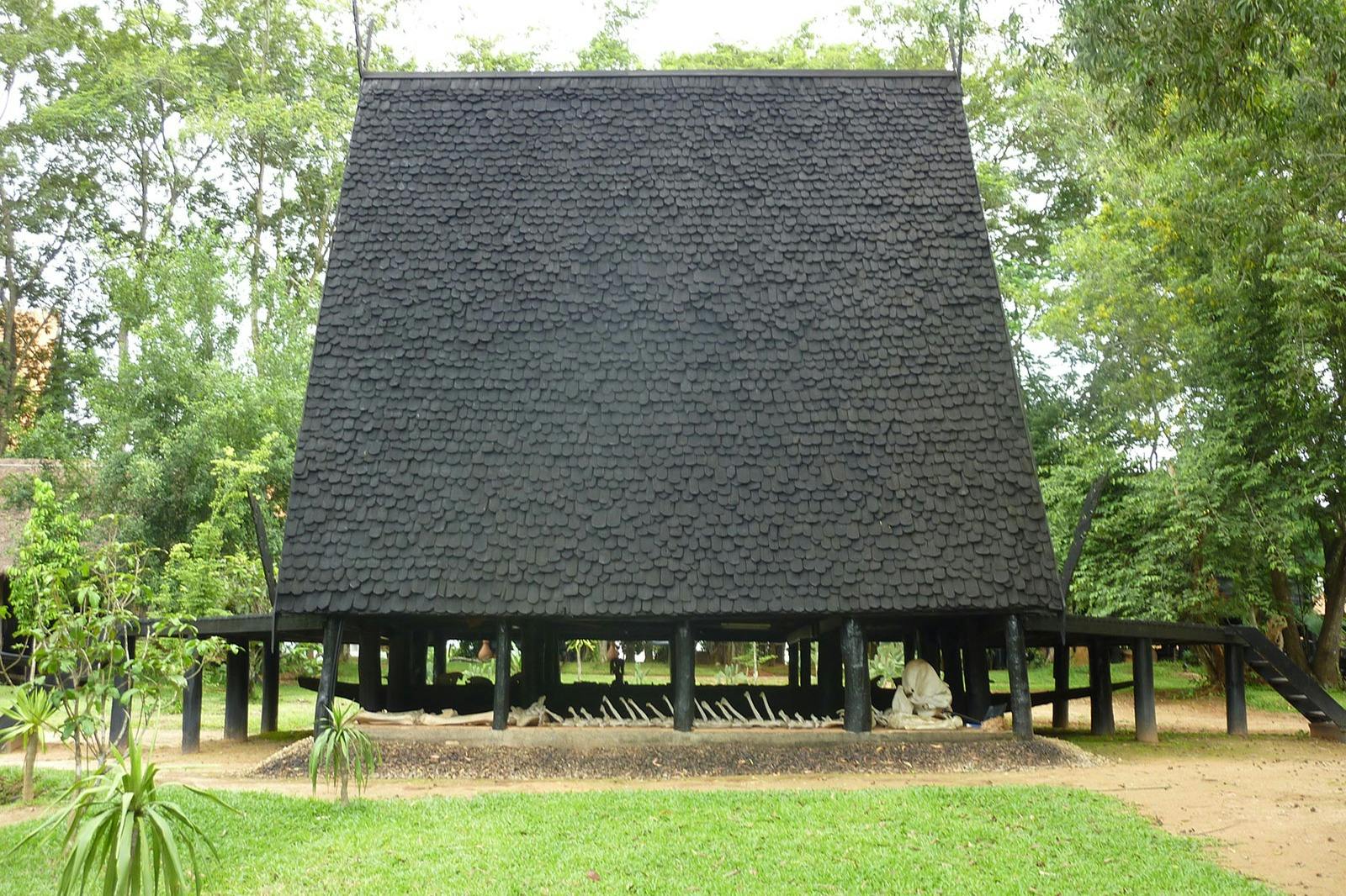 探索独一无二的黑屋或Baan Dam。