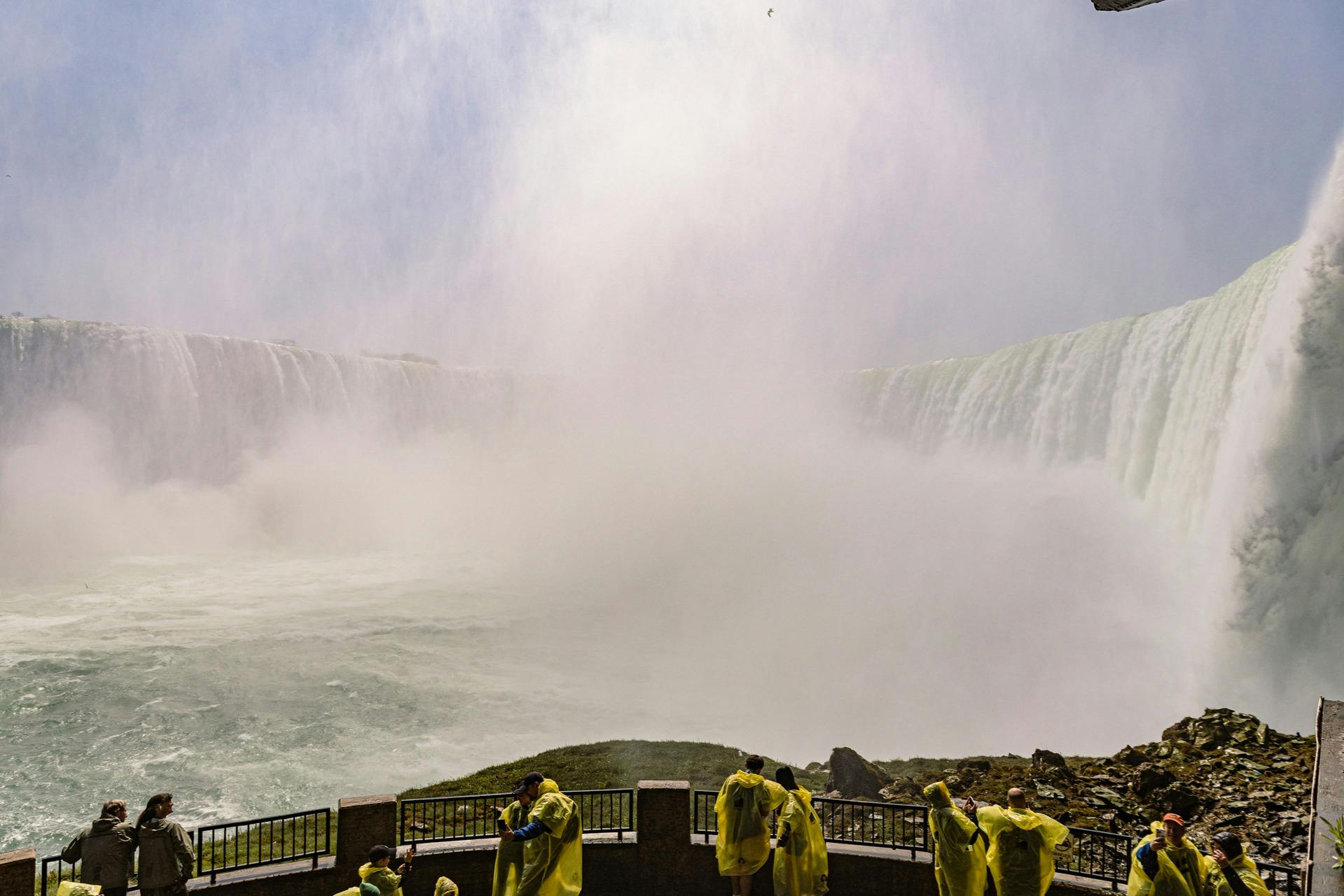Cascate del Niagara (CA): Viaggio dietro le cascate + tour guidato + tour in barca con fuochi d'artificio — 6
