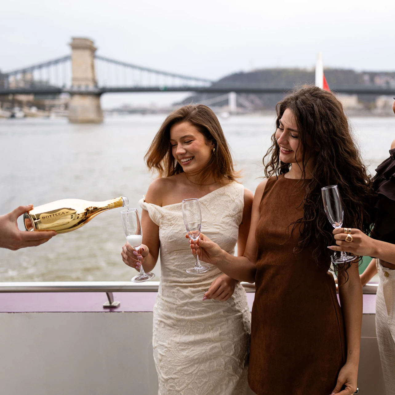 Budapest: Sightseeing Cruise + Unlimited Prosecco in Budapest β Tiqets