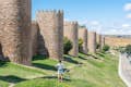 Turista en la muralla de Ávila