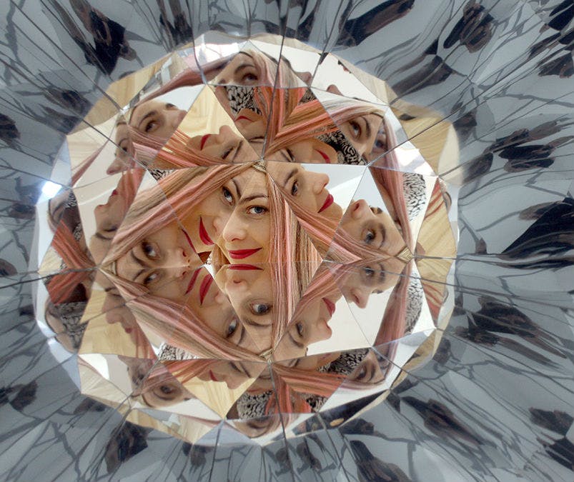 一个女人的脸在万花筒里反射了多次，展示了各种角度和表情。