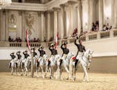 Trening koni w Hiszpańskiej Szkole Jazdy Konnej
