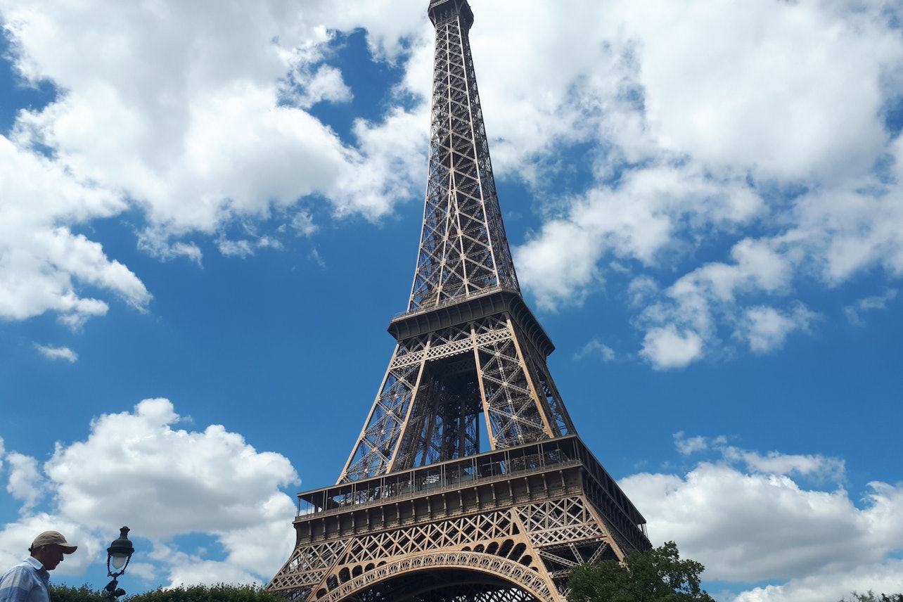 Torre Eiffel: Visita guiada da cúpula em pequenos grupos - Acomodações em Paris