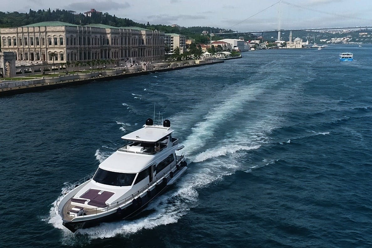 Crociera turistica sul Bosforo con uno yacht di lusso