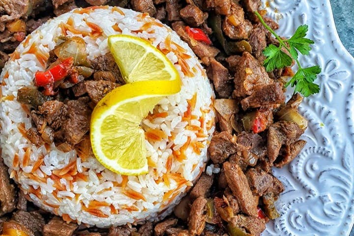 Carn cuita a foc lent acompanyada d'arròs