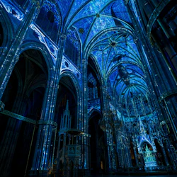 upplyst Votivkirche med valar