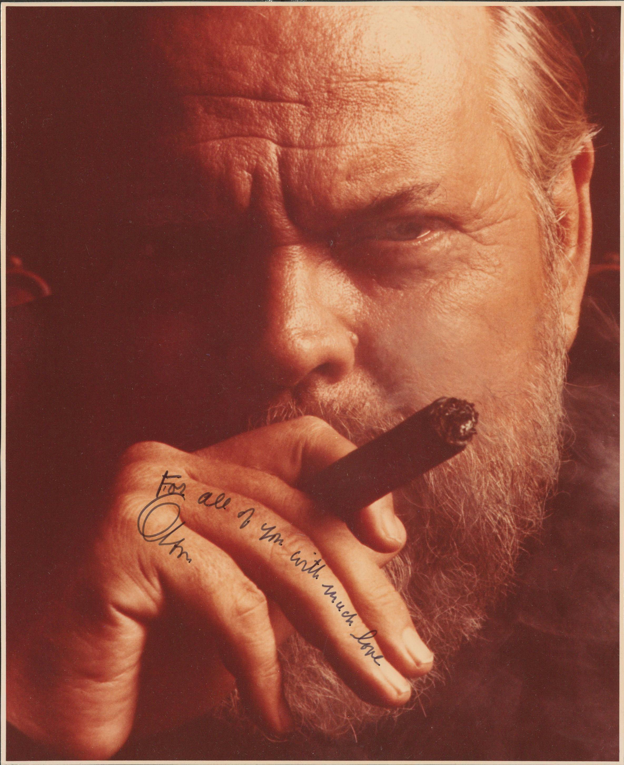 Un hombre con barba y expresión seria fuma un puro, con un mensaje manuscrito en la mano.