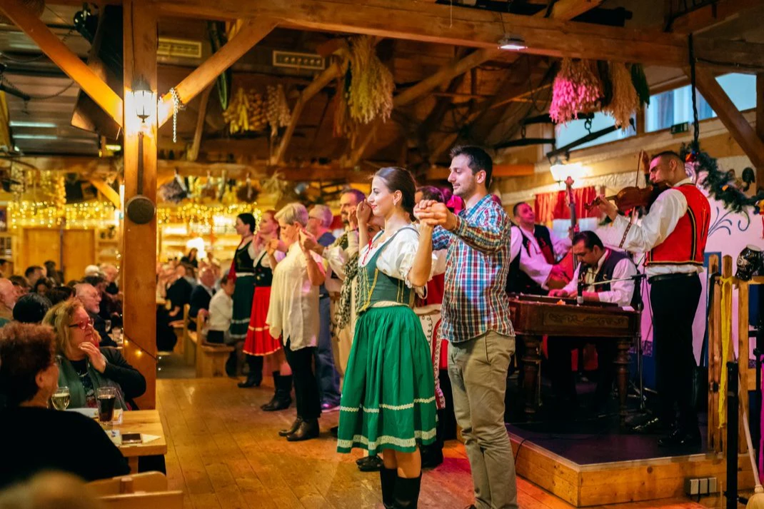 Prague: Traditional Dinner with Folk Show & Unlimited Drinks