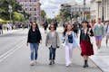 Visitantes andando pelas ruas de Madri