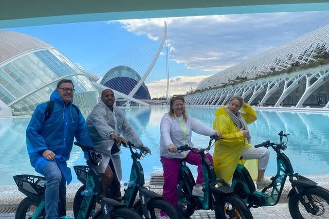 Ανακαλύψτε τη Βαλένθια με ένα πολυτελές ηλεκτρικό ποδήλατο με κινητήρα Yamaha. Κάντε πετάλι αβίαστα και απλά απολαύστε τη βόλτα με το ποδήλατο.