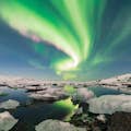 Auroras boreales sobre Islandia, laguna glaciar