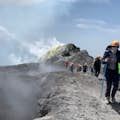 Caminando a lo largo del orlo del Cratere Centrale del volcán Etna