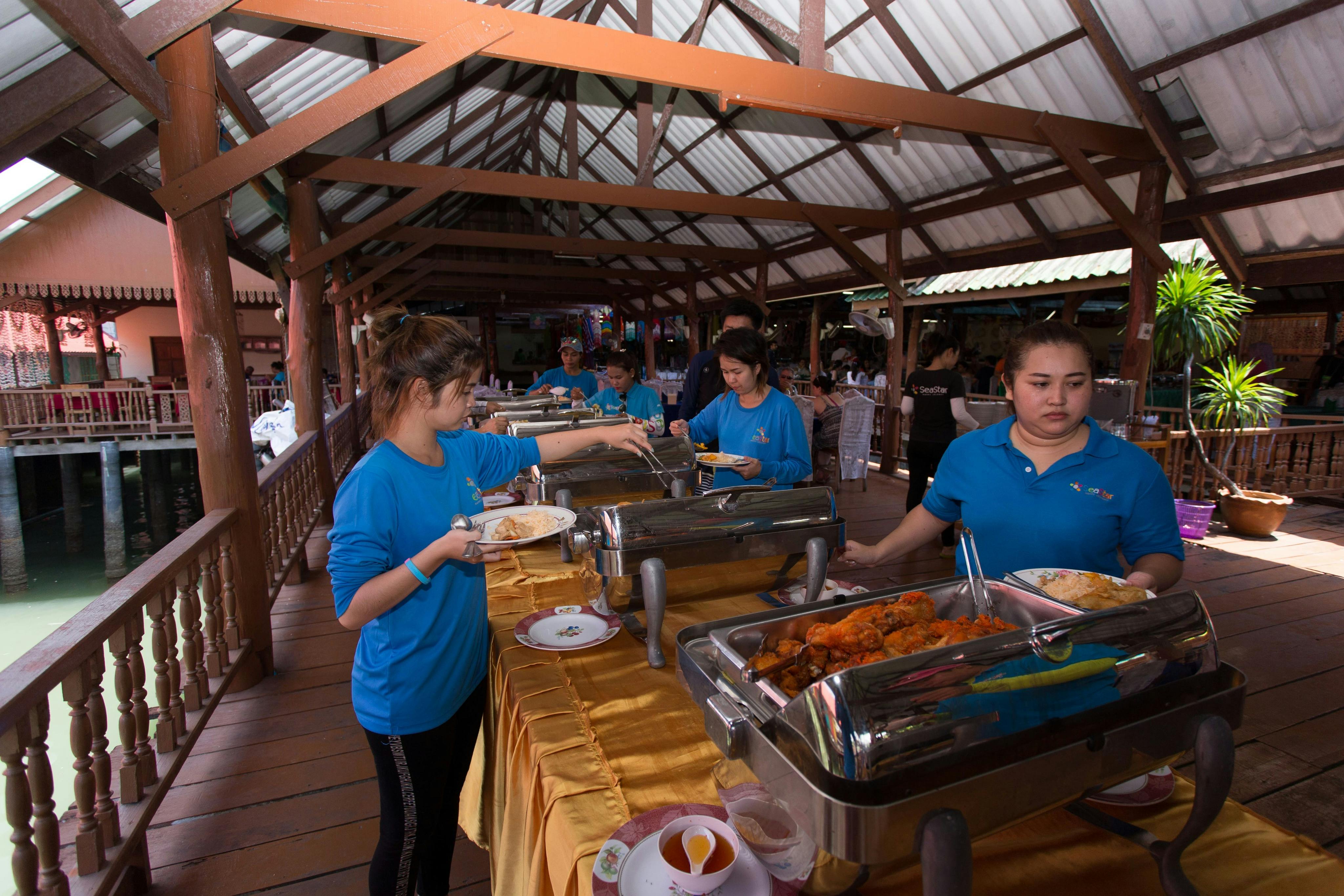 Απόλαυσε ένα πλούσιο γεύμα σε μπουφέ στο νησί Panyi.