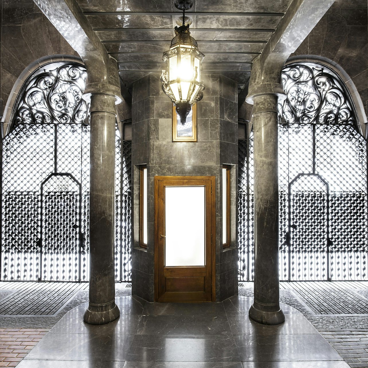 Palau Güell (Palacio Güell): Sáltate la cola - Alojamientos en Barcelona
