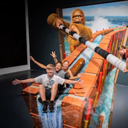 Gleitet mit euren Freunden auf einem aufregenden Wasserfall-Abenteuer